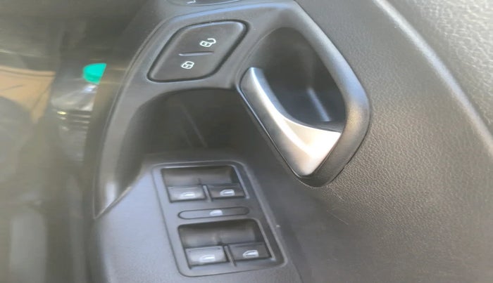 2017 Volkswagen Polo COMFORTLINE 1.2L, Petrol, Manual, 66,621 km, interior