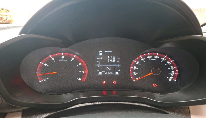 2023 Mahindra XUV300 W6 1.2 PETROL, Petrol, Manual, 13,525 km, interior