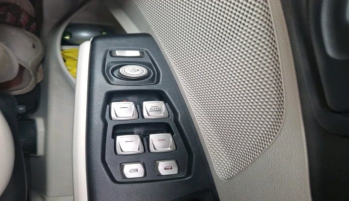 2023 Mahindra XUV300 W6 1.2 PETROL, Petrol, Manual, 13,525 km, interior