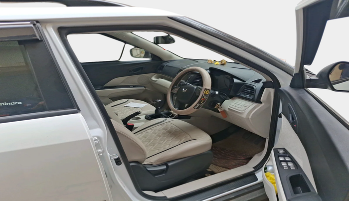 2023 Mahindra XUV300 W6 1.2 PETROL, Petrol, Manual, 13,525 km, interior