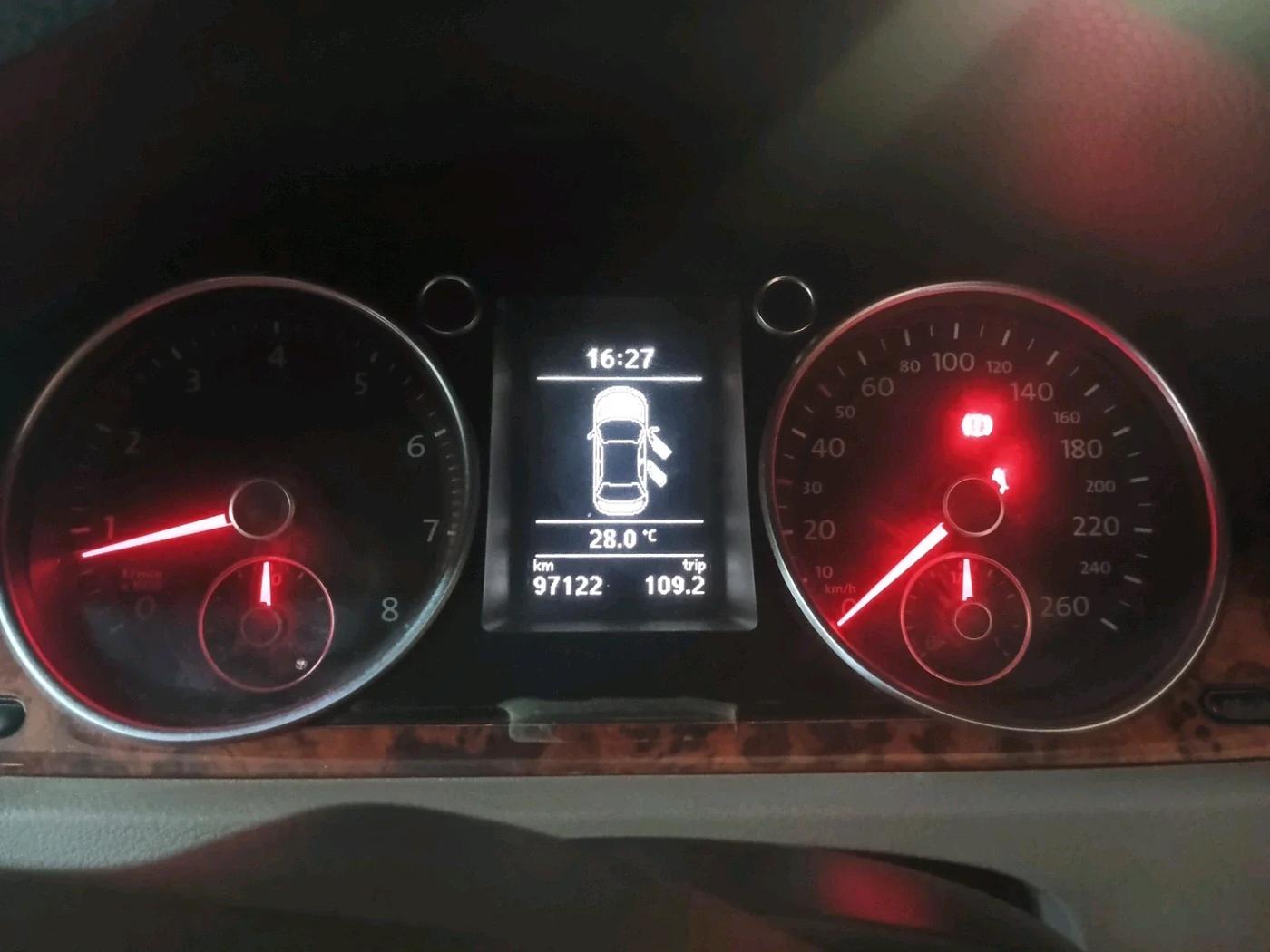 2010 Volkswagen Passat 1.8L TSI, Petrol, Manual, 97,122 km, interior