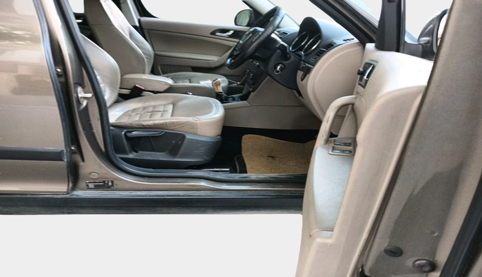 2012 Skoda Yeti ELEGANCE 2.0 TDI CR 4X4, Diesel, Manual, 1,53,400 km, interior