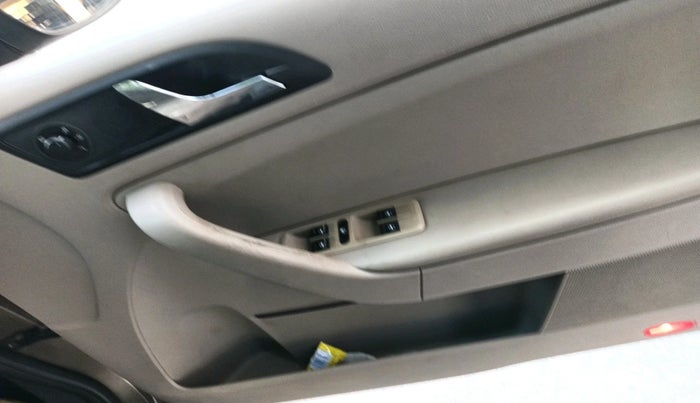 2012 Skoda Yeti ELEGANCE 2.0 TDI CR 4X4, Diesel, Manual, 1,53,400 km, interior