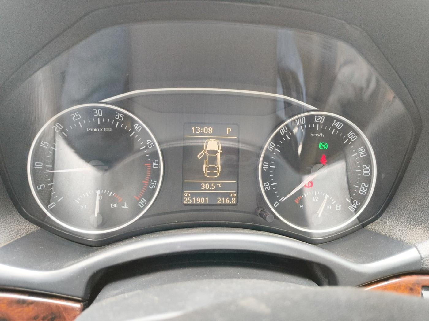 2011 Skoda Laura L&K 2.0 TDI AT, Diesel, Automatic, 2,51,901 km, interior