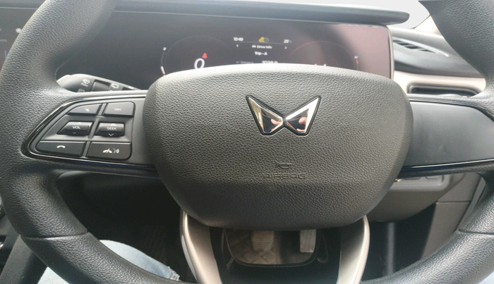 2023 Mahindra XUV700 AX 3 D MT 5 STR (E), Diesel, Manual, 11,038 km, interior