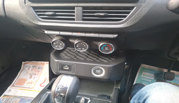 2022 Renault Kiger RXT (O) AMT, Petrol, Automatic, 11,476 km, interior