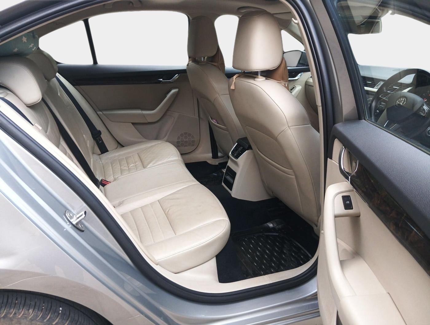 2016 Skoda Octavia STYLE PLUS AT 1.8 TSI, Petrol, Automatic, 1,04,682 km, interior