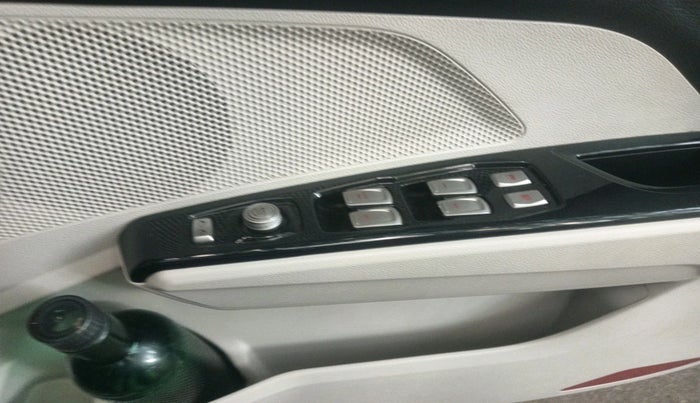 2022 Mahindra XUV300 W8 (O) 1.2 PETROL, Petrol, Manual, 9,992 km, interior