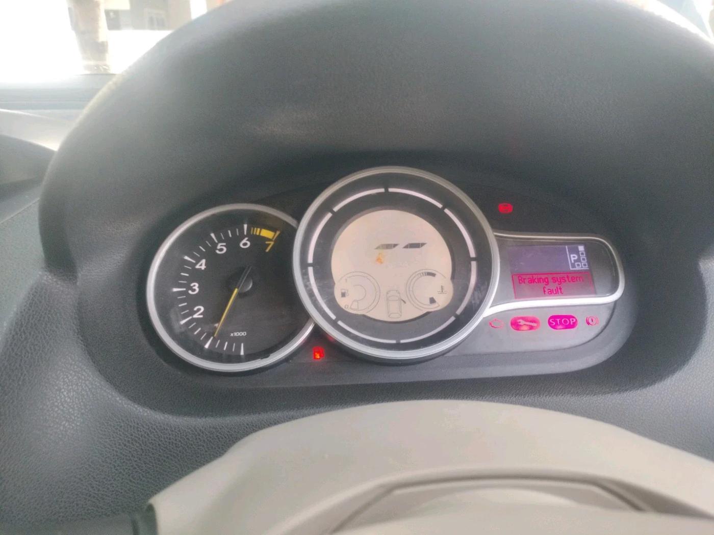 2011 Renault Fluence 2.0 E4 AT, Petrol, Automatic, 95,595 km, interior