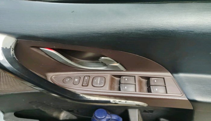 2011 Mahindra XUV500 W8, Diesel, Manual, 1,43,114 km, interior