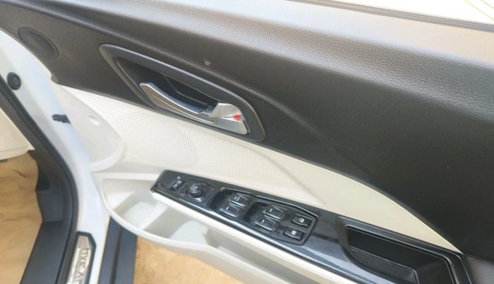 2024 Mahindra XUV 3XO AX5L 1.2 TGDi, Petrol, Manual, 5,531 km, interior