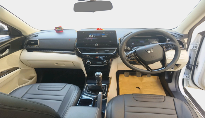 2024 Mahindra XUV 3XO AX5L 1.2 TGDi, Petrol, Manual, 5,531 km, interior