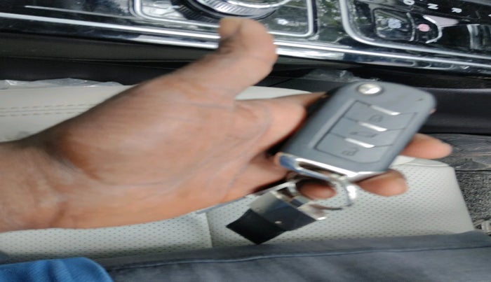 2022 Mahindra XUV700 AX 7 LUXURY D AT 7 STR, Diesel, Automatic, 28,172 km, interior