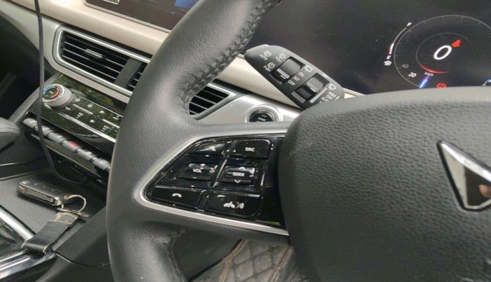 2022 Mahindra XUV700 AX 7 LUXURY D AT 7 STR, Diesel, Automatic, 28,172 km, interior