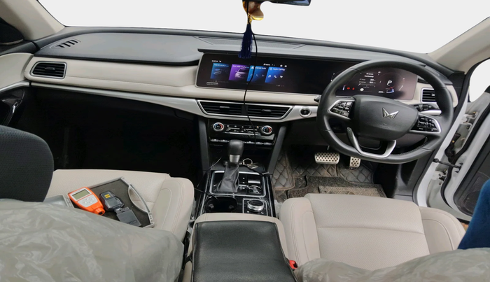 2022 Mahindra XUV700 AX 7 LUXURY D AT 7 STR, Diesel, Automatic, 28,172 km, interior