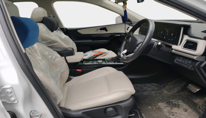 2022 Mahindra XUV700 AX 7 LUXURY D AT 7 STR, Diesel, Automatic, 28,172 km, interior