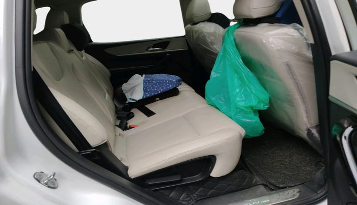 2022 Mahindra XUV700 AX 7 LUXURY D AT 7 STR, Diesel, Automatic, 28,172 km, interior