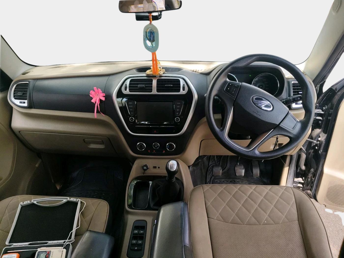 2019 Mahindra TUV 300 PLUS P8, Diesel, Manual, 52,691 km, interior