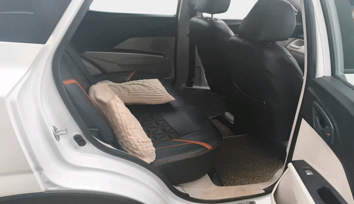 2023 Mahindra XUV300 W6 1.2 PETROL, Petrol, Manual, 12,848 km, interior