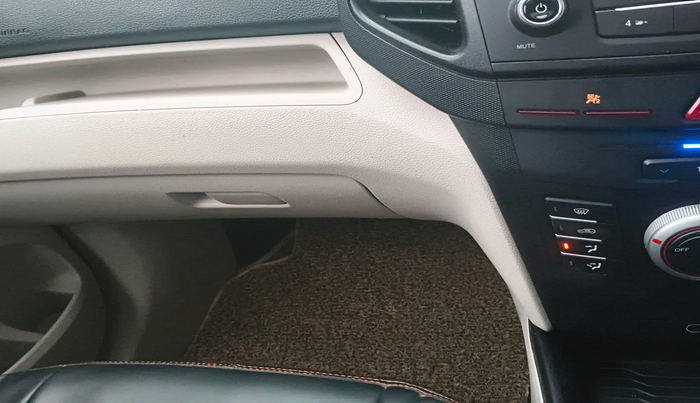 2023 Mahindra XUV300 W6 1.2 PETROL, Petrol, Manual, 12,848 km, interior