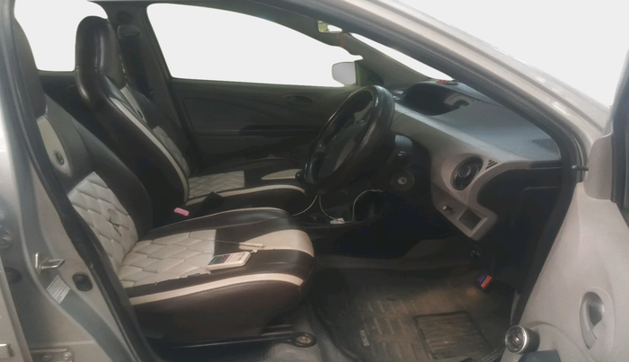 2011 Toyota Etios Liva G, Petrol, Manual, 1,22,643 km, interior