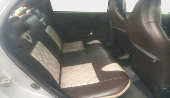 2011 Toyota Etios Liva G, Petrol, Manual, 1,22,643 km, interior
