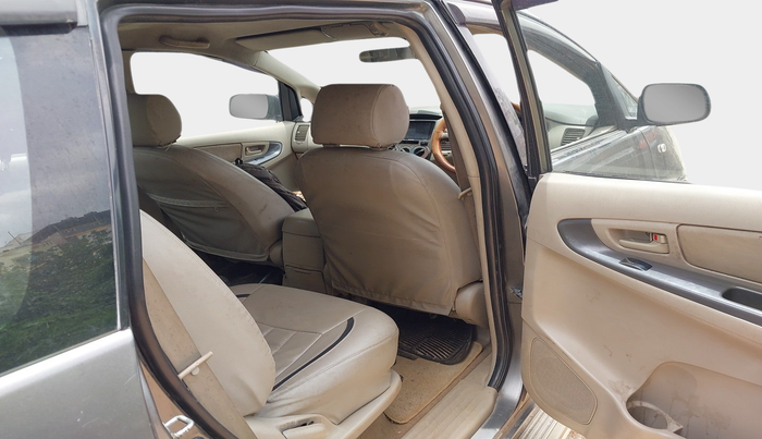 2010 Toyota Innova 2.5 G4 7 STR, Diesel, Manual, 2,92,602 km, interior