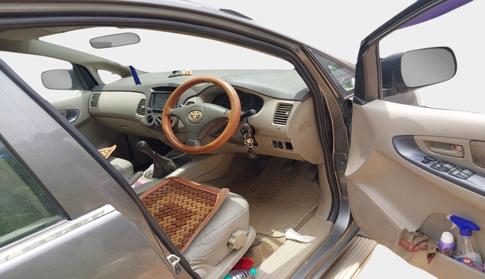 2010 Toyota Innova 2.5 G4 7 STR, Diesel, Manual, 2,92,602 km, interior