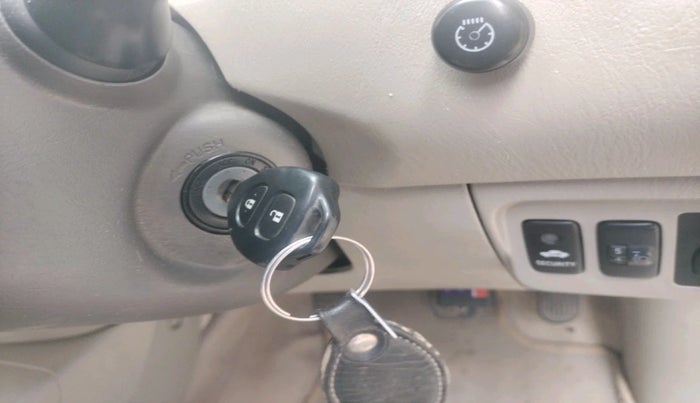 2014 Toyota Innova 2.5 VX 8 STR, Diesel, Manual, 1,20,288 km, interior