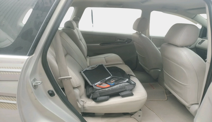 2014 Toyota Innova 2.5 VX 8 STR, Diesel, Manual, 1,20,288 km, interior