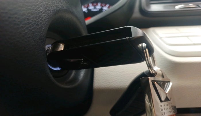 2023 Mahindra XUV300 W4 1.2 PETROL, Petrol, Manual, 13,413 km, interior