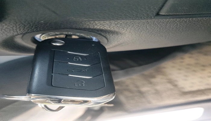 2023 Mahindra XUV700 AX 5 P MT 7 STR, Petrol, Manual, 20,884 km, interior