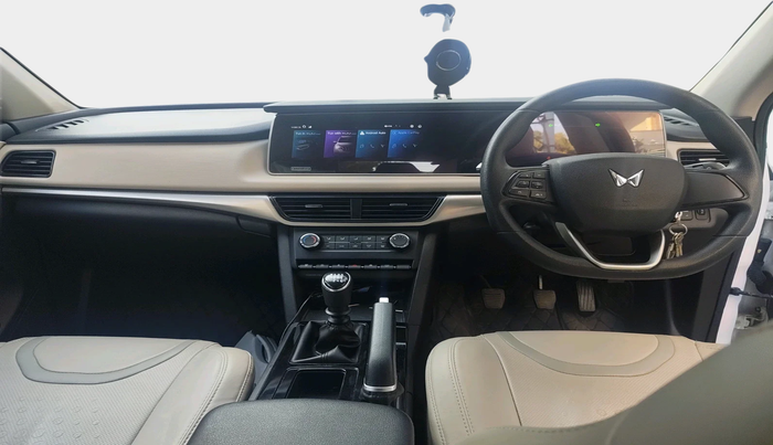 2023 Mahindra XUV700 AX 5 P MT 7 STR, Petrol, Manual, 20,884 km, interior