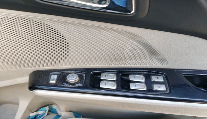 2020 Mahindra XUV300 W8 (O) 1.2 PETROL, Petrol, Manual, 96,634 km, interior