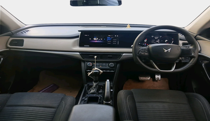 2022 Mahindra XUV700 AX 5 D AT 5 STR, Diesel, Automatic, 77,835 km, interior