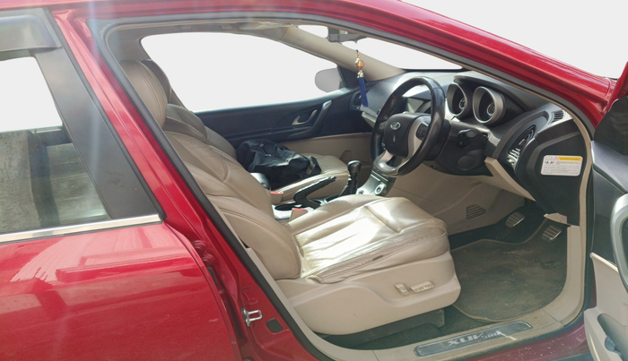 2015 Mahindra XUV500 W10, Diesel, Manual, 1,22,331 km, interior