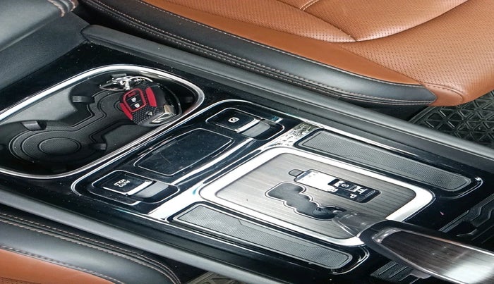 2022 Mahindra ALTURAS G4 2WD AT, Diesel, Automatic, 30,731 km, interior