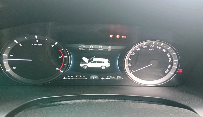 2022 Mahindra ALTURAS G4 2WD AT, Diesel, Automatic, 30,731 km, interior