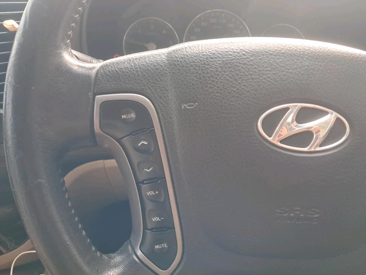 2011 Hyundai Santa Fe 4 WD, Diesel, Manual, 1,05,406 km, interior