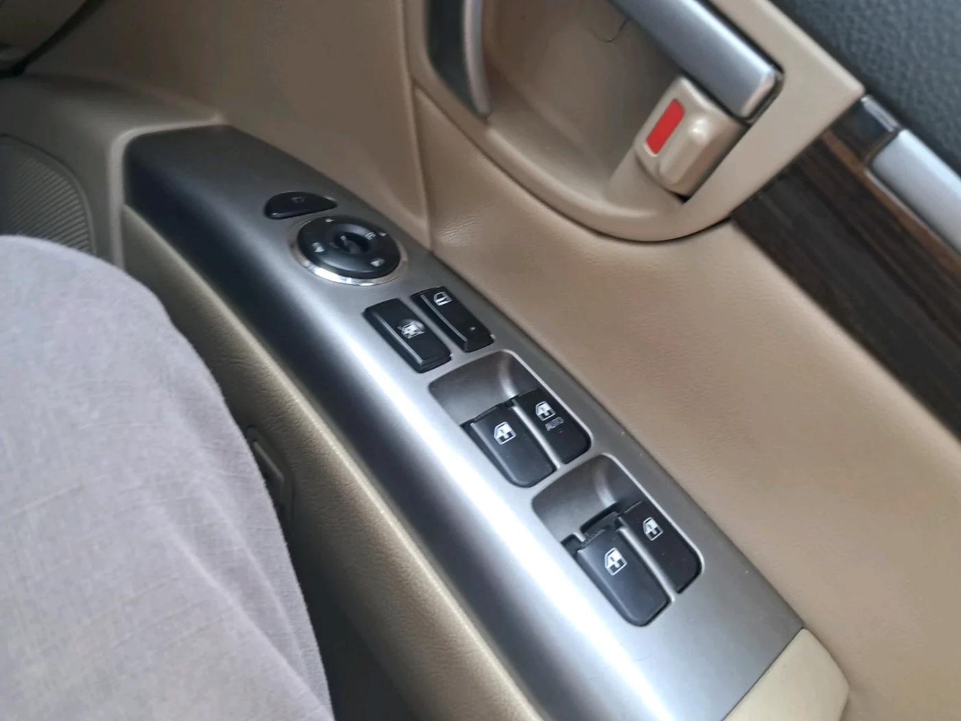 2011 Hyundai Santa Fe 4 WD, Diesel, Manual, 1,05,406 km, interior