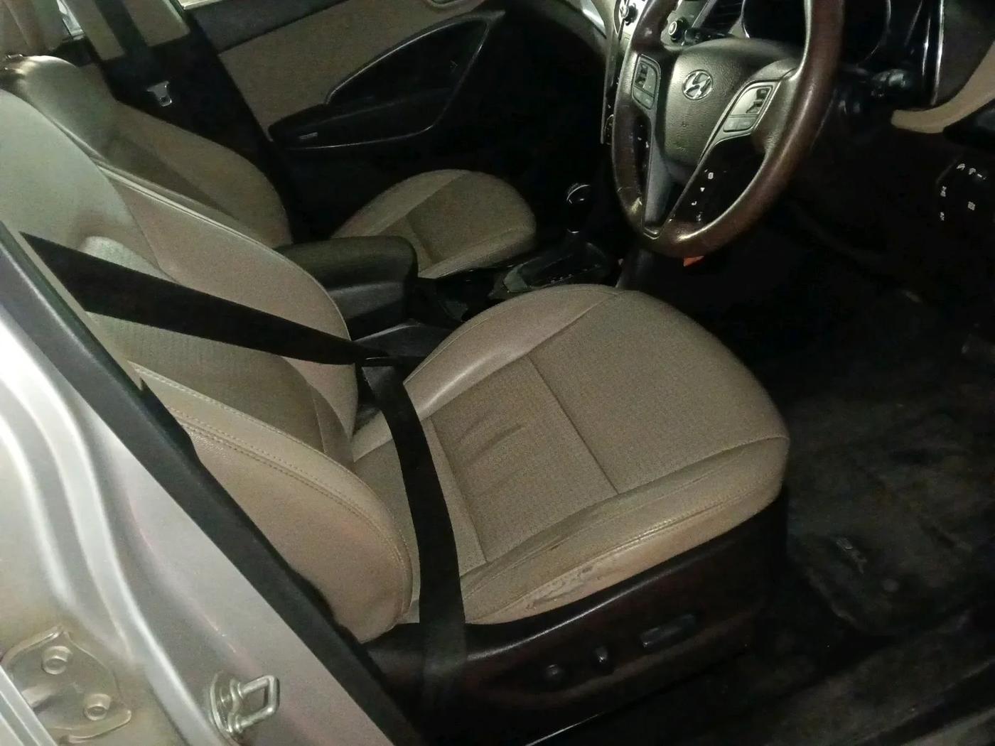2014 Hyundai Santa Fe 4 WD AT, Diesel, Automatic, 1,31,288 km, interior