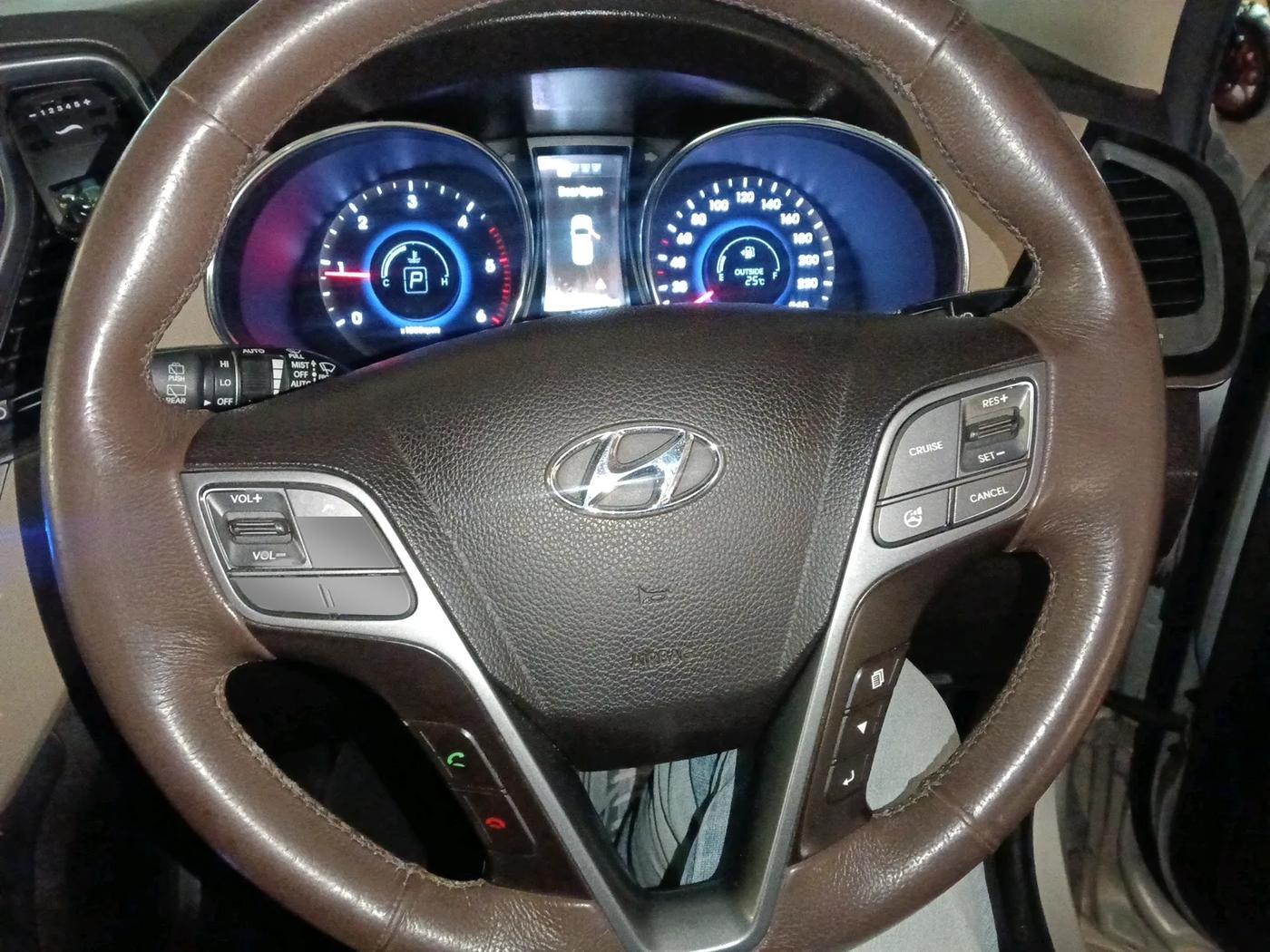 2014 Hyundai Santa Fe 4 WD AT, Diesel, Automatic, 1,31,288 km, interior