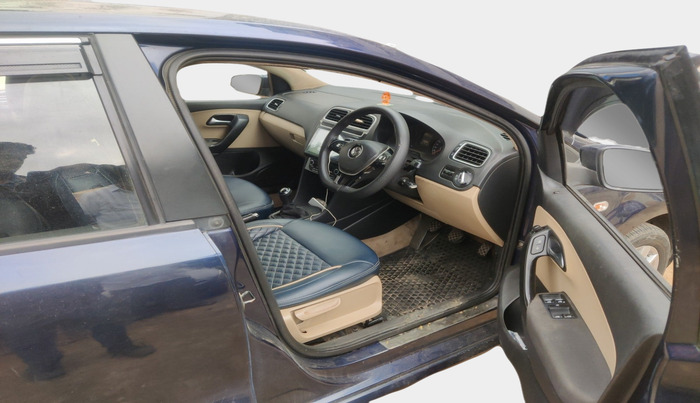 2014 Volkswagen Polo HIGHLINE1.5L, Diesel, Manual, 1,06,000 km, interior