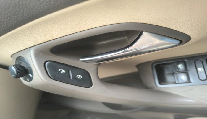 2011 Volkswagen Vento HIGHLINE DIESEL 1.6, Diesel, Manual, 1,75,481 km, interior