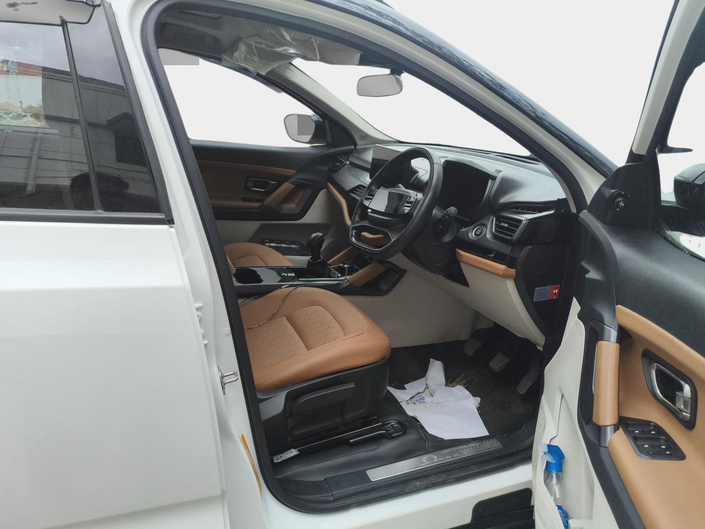 2024 Tata Safari ADVENTURE PLUS, Diesel, Manual, 9,905 km, interior