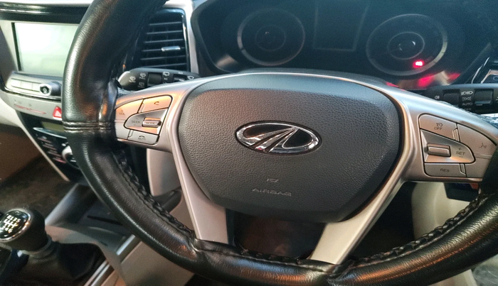 2020 Mahindra XUV300 W8 1.2 PETROL, Petrol, Manual, 28,175 km, interior
