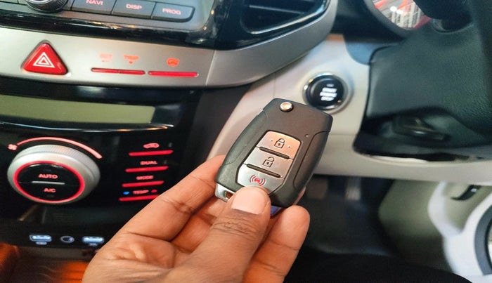 2020 Mahindra XUV300 W8 1.2 PETROL, Petrol, Manual, 28,175 km, interior