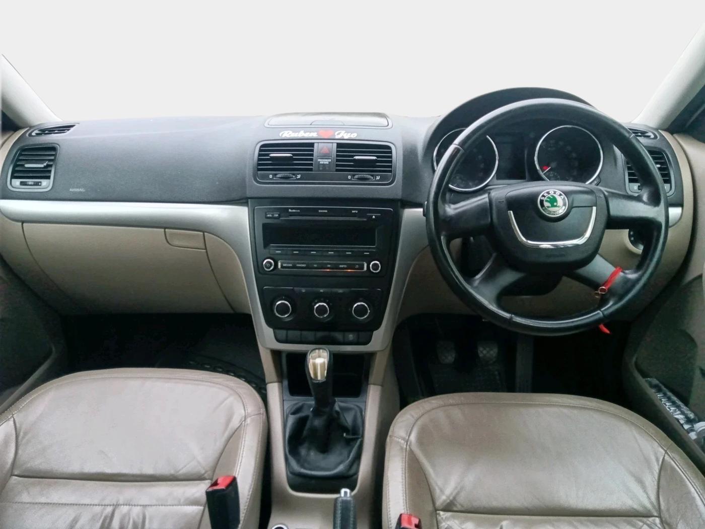 2012 Skoda Yeti AMBITION 2.0 TDI CR 4X2, Diesel, Manual, 1,24,527 km, interior