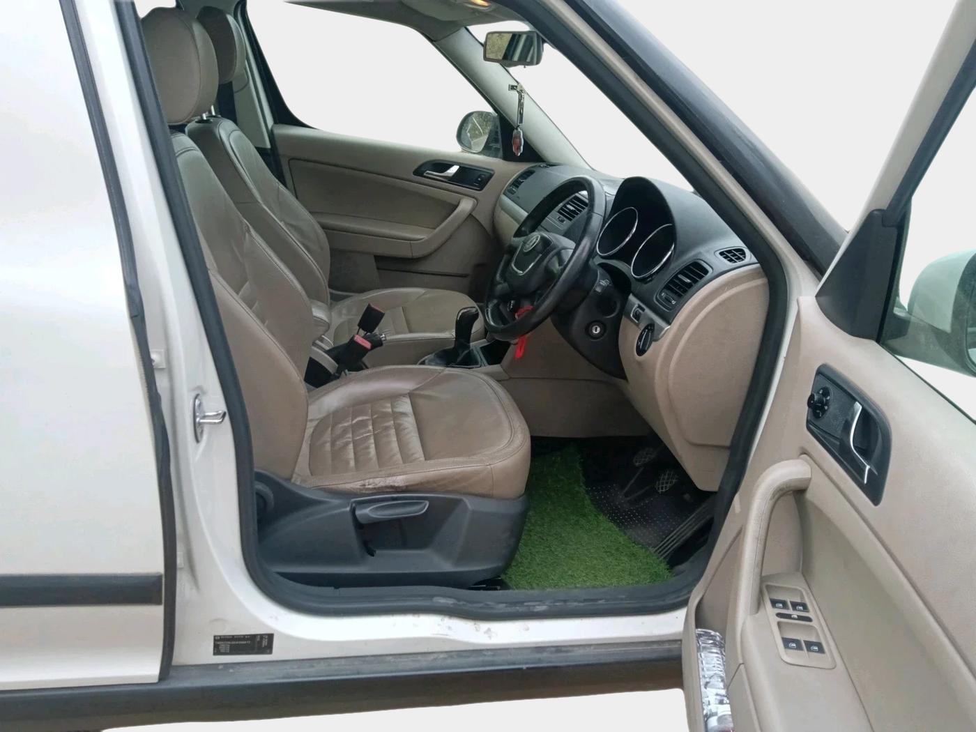 2012 Skoda Yeti AMBITION 2.0 TDI CR 4X2, Diesel, Manual, 1,24,527 km, interior