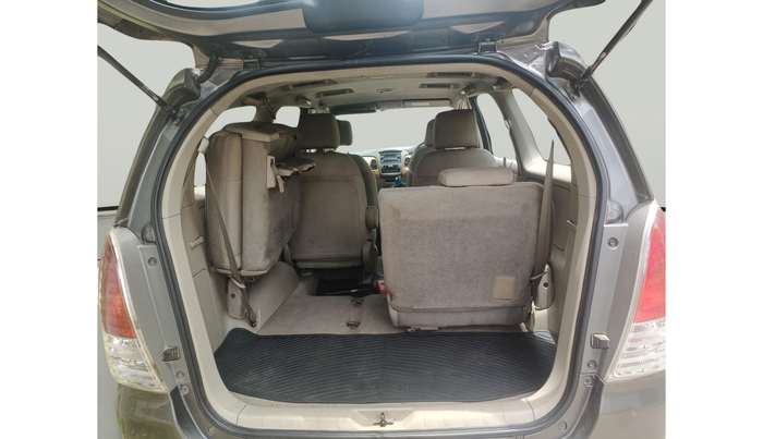 2011 Toyota Innova V 2.5 7 STR, Diesel, Manual, 1,67,029 km, exterior